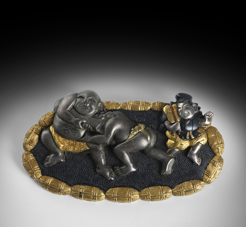 <b>Kanemono als Brosche mit Gold- und Silber-eingelegtem Dekor zweier Sumoringer mit Schiedsrichter</b> <b>Kanemono als Brosche mit Gold- und Silber-eingelegtem Dekor zweier Sumoringer mit Schiedsrichter</b>