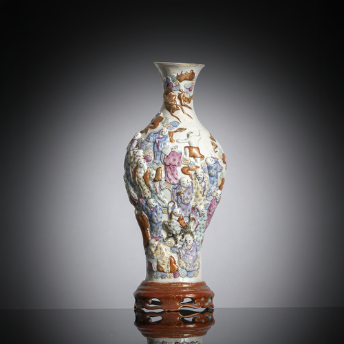 <b>'Famille rose'-Wandvase mit gemodelten Dekor von Unsterblichen aus Bisquit-Porzellan</b> <b>'Famille rose'-Wandvase mit gemodelten Dekor von Unsterblichen aus Bisquit-Porzellan</b>