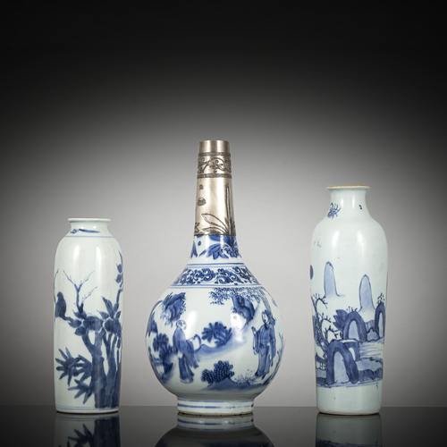 <b>Zwei kleine Stangenvasen und eine Flaschenvase aus Porzellan mit unterglasurblauem Dekor</b> <b>Zwei kleine Stangenvasen und eine Flaschenvase aus Porzellan mit unterglasurblauem Dekor</b>