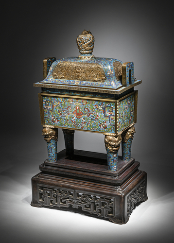 <b>Sehr großer und seltener Cloisonné-Weihraucbrenner vom Typ 'fangding' auf einem Holzstand</b> <b>Sehr großer und seltener Cloisonné-Weihraucbrenner vom Typ 'fangding' auf einem Holzstand</b>
