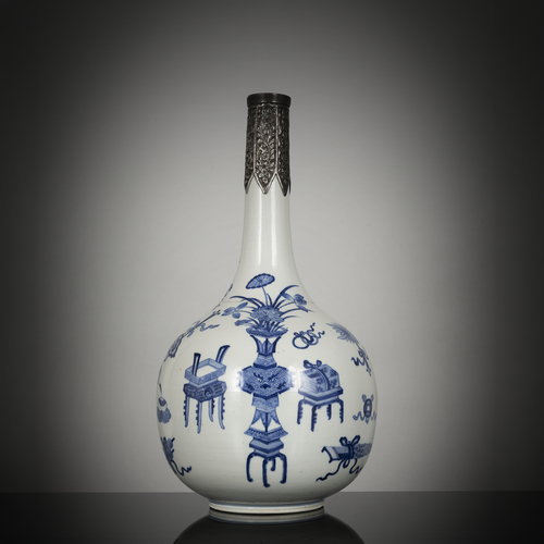 <b>Feine unterglasurblaue Flaschenvase aus Porzellan mit Dekor von Antiquitäten und Blumenvasen mit Silbermontierung</b>