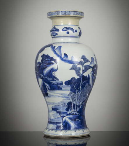 <b>Feine Balustervase aus Porzellan mit unterglasurblauer Seelandschaft bzw. umseitig Blütendekor mit Fasan</b>
