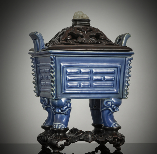 <b>Puderblau glasierter Weihrauchbrenner 'fang ding' aus Porzellan mit Bagua-Trigrammen, Holzstand und Deckel mit Jadeknauf</b>