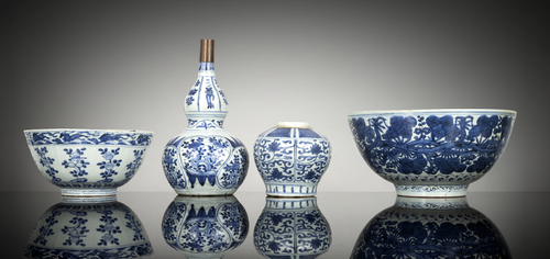 <b>Zwei Schalen, eine Vase und ein Schultertopf, alle mit unterglasurblauem Dekor</b> <b>Zwei Schalen, eine Vase und ein Schultertopf, alle mit unterglasurblauem Dekor</b>