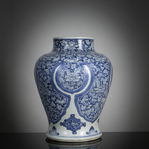 <b>Vase mit dichtem Unterglasurblauem Dekor von Blüten, u.a Lotus</b>