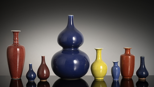<b>Gruppe von neun monochrom glasierten Vasen aus Porzellan, teils gemarkt</b>