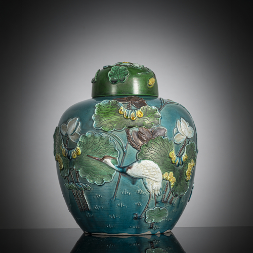 <b>Deckelvase mit 'Fahua'-Dekor eines Lotosteiches mit Reihern</b> <b>Deckelvase mit 'Fahua'-Dekor eines Lotosteiches mit Reihern</b>