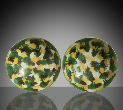 <b>A pair of fine 'Sancai'-glazed porcelain bowls</b>