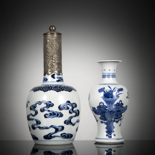 <b>Vase mit Wolkenmuster und osmanischer Montierung und Vase mit unterglasurblauem Dekor von Antiquitäten neben Vase</b>