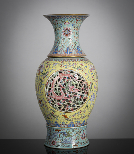 <b>Dreiteilig gearbeitete 'Famille rose'-Revolving-Vase aus Porzellan mit Drachendekor in Druchbruch</b> <b>Dreiteilig gearbeitete 'Famille rose'-Revolving-Vase aus Porzellan mit Drachendekor in Druchbruch</b>