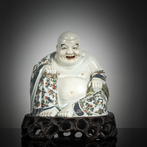 <b>Budai aus Porzellan mit Blütendekor auf Holzstand</b> <b>Budai aus Porzellan mit Blütendekor auf Holzstand</b>