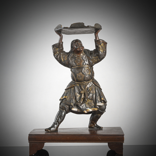 <b>Partiell vergoldetes Bronze-Okimono eines Samurai im Miyao-Stil auf Holzstand</b>