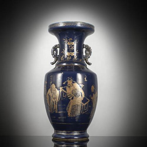 <b>Puderblau glasierte Balustervase aus Porzellan mit Goldmalerei, Sanxing und Gedichtaufschrift</b> <b>Puderblau glasierte Balustervase aus Porzellan mit Goldmalerei, Sanxing und Gedichtaufschrift</b>