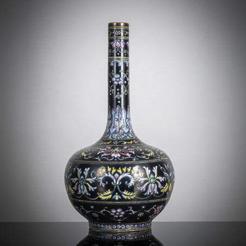 <b>Ungewöhnlich dekorierte Flaschenvase aus Porzellan mit schwarzem Fond und Lotusmalerei in polychromen Emailfarben</b> <b>Ungewöhnlich dekorierte Flaschenvase aus Porzellan mit schwarzem Fond und Lotusmalerei in polychromen Emailfarben</b>