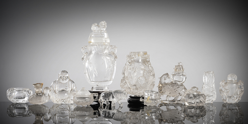 <b>Gruppe von elf Bergkristall- und Glas-Objekten, u.a. Deckelvasen/-dosen</b>