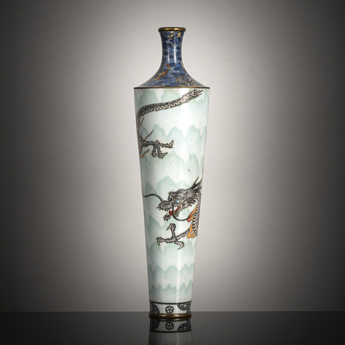 <b>Stangenvase,mit Cloisonné-Drachendekor</b>