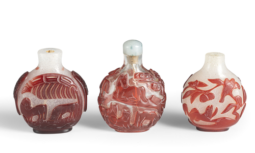 <b>Drei Snuffbottles aus Glas mit rotem Überfang, u.a. Tierdarstellungen</b> <b>Drei Snuffbottles aus Glas mit rotem Überfang, u.a. Tierdarstellungen</b>