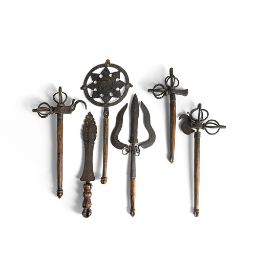 <b>SECHS VERSCHIEDENE RITUELLE EISENINSTRUMENTE</b> <b>SECHS VERSCHIEDENE RITUELLE EISENINSTRUMENTE</b>