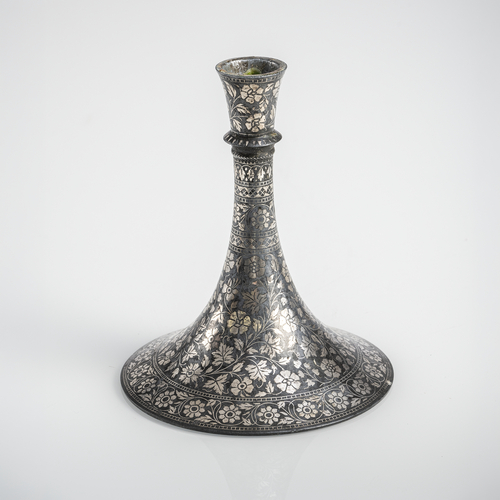 <b>Kerzenhalter aus Bidri-Ware mit floralem Dekor</b> <b>Kerzenhalter aus Bidri-Ware mit floralem Dekor</b>