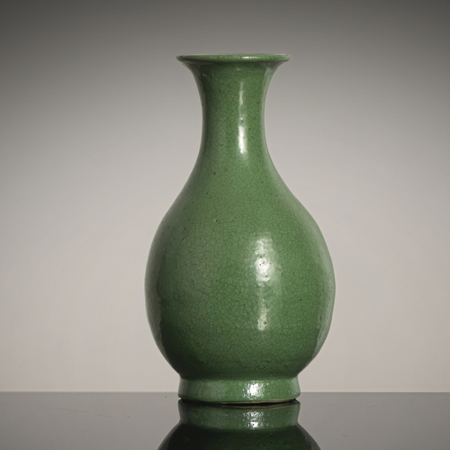 <b>Kleine apfelgrün glasierte Flaschenvase aus Porzellan</b> <b>Kleine apfelgrün glasierte Flaschenvase aus Porzellan</b>