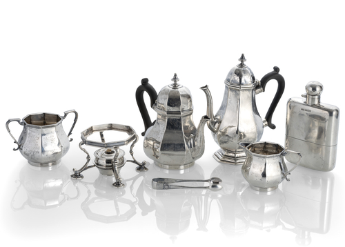 <b>Kaffee-Tee-Service, Rechaud, Flachmann, Zuckerzange</b> <b>Kaffee-Tee-Service, Rechaud, Flachmann, Zuckerzange</b>