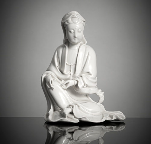 <b>Feine sitzende Figur des Guanyin aus Dehua-Porzellan</b> <b>Feine sitzende Figur des Guanyin aus Dehua-Porzellan</b>
