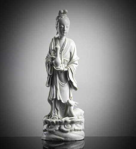 <b>Dehua-Figur einer Unsterblichen mit Reh und Kanne</b> <b>Dehua-Figur einer Unsterblichen mit Reh und Kanne</b>