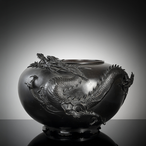 <b>Großer Cachepot aus Bronze mit Drachen in hohem Relief</b>