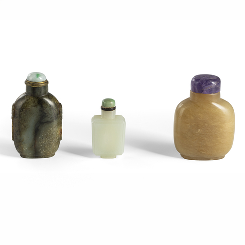 <b>Drei Snuffbottles, u.a. beigefarbene Jade bzw, hellgrün, und grün-braun getönt, alle mit Stopper</b> <b>Drei Snuffbottles, u.a. beigefarbene Jade bzw, hellgrün, und grün-braun getönt, alle mit Stopper</b>