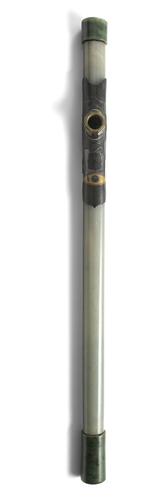 <b>Feine Opiumpfeife aus zweifarbiger Jade mit Beschlag aus mehrfarbigem Metall und Silber</b>