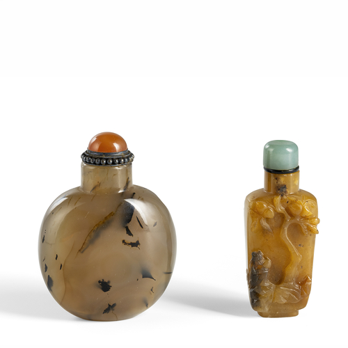 <b>Drei Snuffbottles aus Achat, u.a. Gelehrte in Landschaf, alle mit Stopper</b> <b>Drei Snuffbottles aus Achat, u.a. Gelehrte in Landschaf, alle mit Stopper</b>