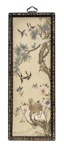 <b>Drei feine Seidenstickereien lebhafter Szenen mit Widder, Fasanen, Pferden, Katze, Vögel und Schmetterlingen</b> <b>Drei feine Seidenstickereien lebhafter Szenen mit Widder, Fasanen, Pferden, Katze, Vögel und Schmetterlingen</b>