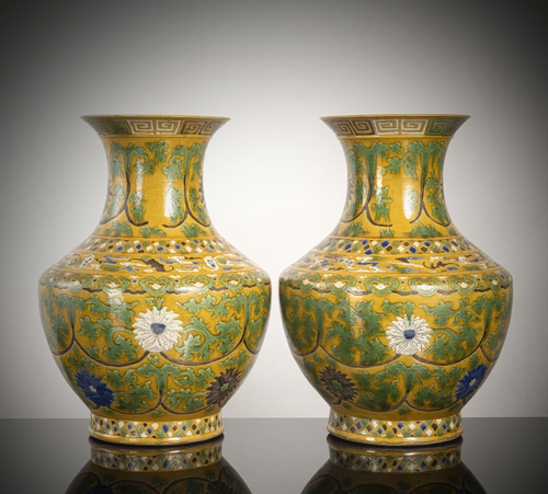 <b>Paar Balustervase aus Porzellan mit 'Famille jaune'-Lotosdekor</b> <b>Paar Balustervase aus Porzellan mit 'Famille jaune'-Lotosdekor</b>
