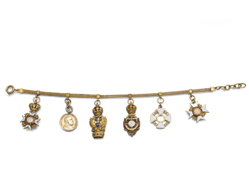 <b>Armband mit Orden-Anhängern</b> <b>Armband mit Orden-Anhängern</b>