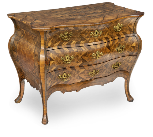 <b>Kommode mit aufwendiger Marketerie, Parketerie und Bronzebeschlagwerk</b> <b>Kommode mit aufwendiger Marketerie, Parketerie und Bronzebeschlagwerk</b>