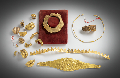 <b>Konvolut Goldschmuck aus Blattgold</b> <b>Konvolut Goldschmuck aus Blattgold</b>