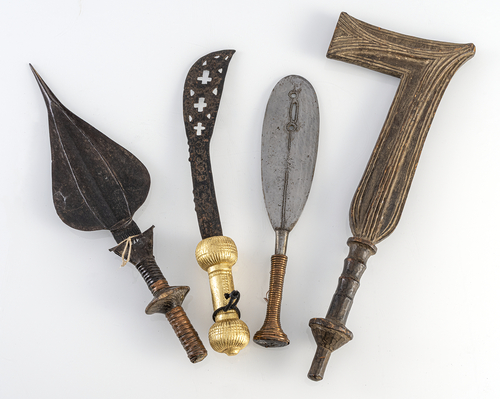 <b>Vier zeremonielle Waffen</b> <b>Vier zeremonielle Waffen</b>