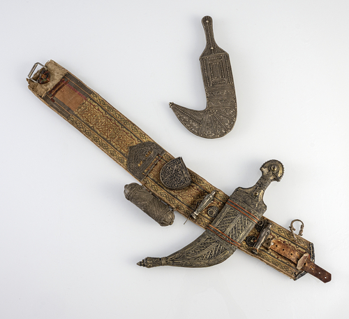 <b>Ein Waffenguertel mit “Jambiya” und ein weitere “Jambiya
