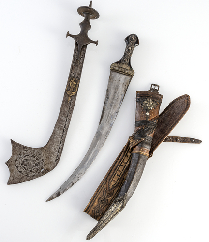 <b>Kurzschwert mit Lederscheide und zeremonielles Schwert mit Tulwar-Griff,</b> <b>Kurzschwert mit Lederscheide und zeremonielles Schwert mit Tulwar-Griff,</b>