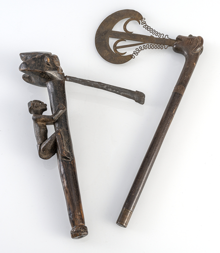 <b>Zwei zeremonielle Äxte</b> <b>Zwei zeremonielle Äxte</b>