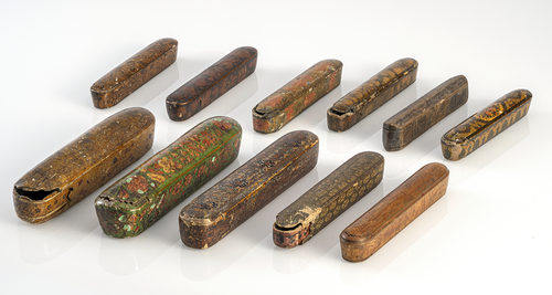 <b>Gruppe von 11 Schreibkästen, teils in Lackdekor/ Papier-Machée, teils in Holz gearbeitet, teils Teile der Einrichtung</b> <b>Gruppe von 11 Schreibkästen, teils in Lackdekor/ Papier-Machée, teils in Holz gearbeitet, teils Teile der Einrichtung</b>