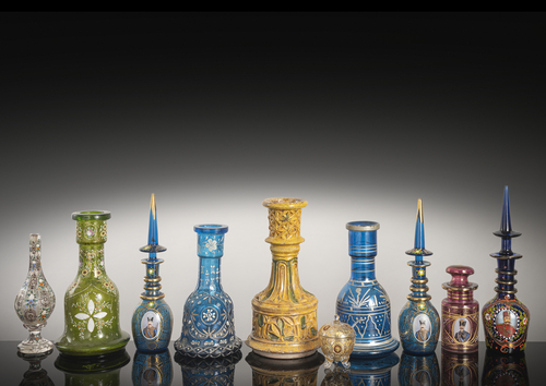 <b>Gruppe von 9 Arbeiten wie Wasserpfeifen-Basen, Deckelflaschen u.a. aus Glas und eine Basis einer Wasserpfeife aus Keramik für den orientalischen Markt gefertigt</b> <b>Gruppe von 9 Arbeiten wie Wasserpfeifen-Basen, Deckelflaschen u.a. aus Glas und eine Basis einer Wasserpfeife aus Keramik für den orientalischen Markt gefertigt</b>