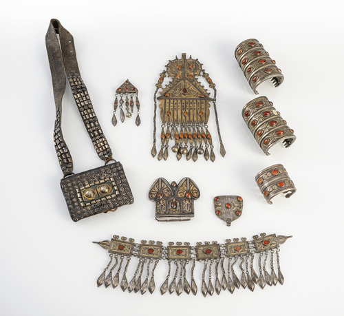 <b>Gruppe von Turkmenen-Schmuck, u.a. Armreife und Anhänger, teils in Silber mit Karneolbesatz</b> <b>Gruppe von Turkmenen-Schmuck, u.a. Armreife und Anhänger, teils in Silber mit Karneolbesatz</b>