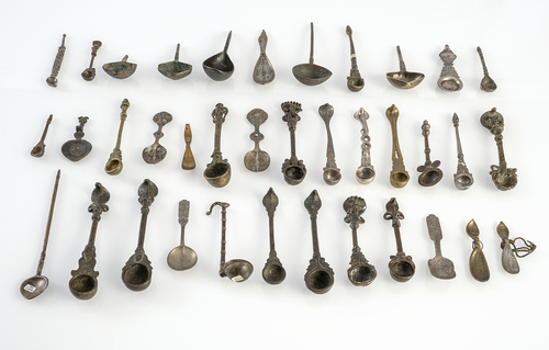 <b>Große Gruppe von Löffeln aus Metall, teils in Bronze bzw. Silber gearbeitet</b> <b>Große Gruppe von Löffeln aus Metall, teils in Bronze bzw. Silber gearbeitet</b>