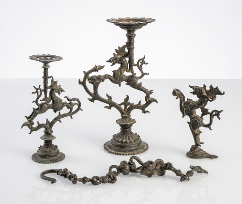 <b>Drei Stände von Öllampen aus Bronze und Kette</b> <b>Drei Stände von Öllampen aus Bronze und Kette</b>