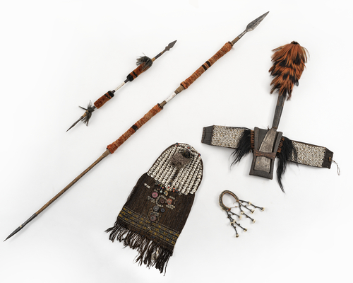<b>Vier Naga-Arbeiten: Speer und Kurzspeer, Beil und Schmuckpaneel mit Muscheln</b> <b>Vier Naga-Arbeiten: Speer und Kurzspeer, Beil und Schmuckpaneel mit Muscheln</b>