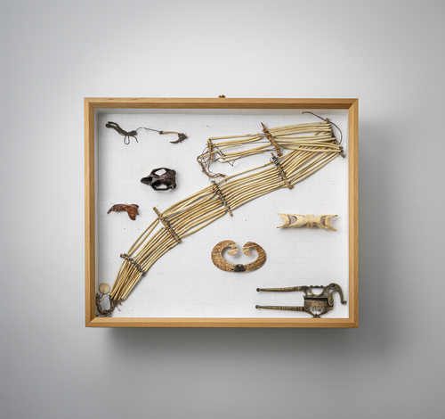 <b>Gruppe von Schmuck, u.a. Naga, nebst Betelschneider, Anhänger, Ketten u.a., teils in ´Silber gearbeitet, in zwei Glaskästen montiert</b> <b>Gruppe von Schmuck, u.a. Naga, nebst Betelschneider, Anhänger, Ketten u.a., teils in ´Silber gearbeitet, in zwei Glaskästen montiert</b>