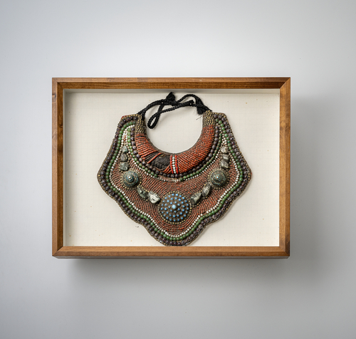 <b>Brustschmuck mit Stein- und Perlenbesatz, ein weiterer Brustschmuck und zwei Ketten, in Glaskästen montiert</b> <b>Brustschmuck mit Stein- und Perlenbesatz, ein weiterer Brustschmuck und zwei Ketten, in Glaskästen montiert</b>