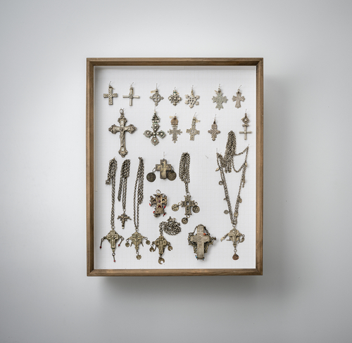 <b>Gruppe von Gürtelschließen, Anhängern, Ketten und anderem Schmuck, teils in Silber gearbeitet, in zwei Glaskästen montiert</b> <b>Gruppe von Gürtelschließen, Anhängern, Ketten und anderem Schmuck, teils in Silber gearbeitet, in zwei Glaskästen montiert</b>