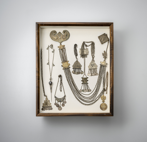 <b>Gruppe von Schmuckarbeiten, u.a. Halsketten, Anhänger und Gürtel nebst Ohrschmuck, teils in Silber gearbeitet, in zwei Glaskästen montiert</b> <b>Gruppe von Schmuckarbeiten, u.a. Halsketten, Anhänger und Gürtel nebst Ohrschmuck, teils in Silber gearbeitet, in zwei Glaskästen montiert</b>